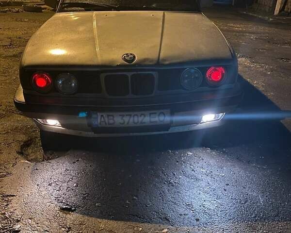 Серый БМВ 5 Серия, объемом двигателя 2.5 л и пробегом 300 тыс. км за 1550 $, фото 1 на Automoto.ua