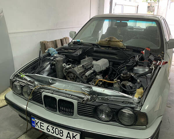 Серый БМВ 5 Серия, объемом двигателя 2.4 л и пробегом 300 тыс. км за 2300 $, фото 1 на Automoto.ua