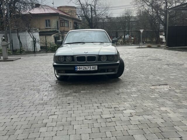 Сірий БМВ 5 Серія, об'ємом двигуна 2 л та пробігом 360 тис. км за 2700 $, фото 1 на Automoto.ua