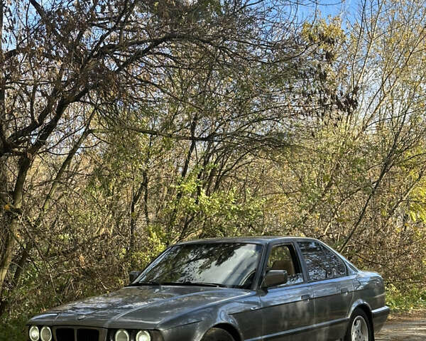 Серый БМВ 5 Серия, объемом двигателя 2.4 л и пробегом 350 тыс. км за 2450 $, фото 1 на Automoto.ua