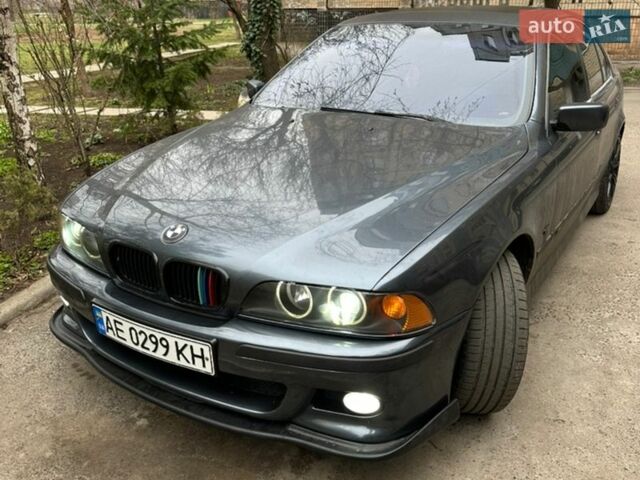 Серый БМВ 5 Серия, объемом двигателя 3.5 л и пробегом 300 тыс. км за 5500 $, фото 1 на Automoto.ua