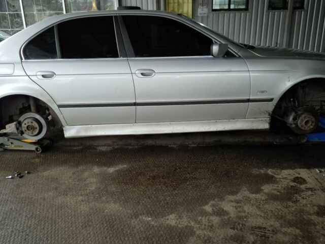 Серый БМВ 5 Серия, объемом двигателя 3 л и пробегом 380 тыс. км за 2900 $, фото 1 на Automoto.ua