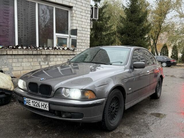 Серый БМВ 5 Серия, объемом двигателя 2.5 л и пробегом 299 тыс. км за 3850 $, фото 1 на Automoto.ua