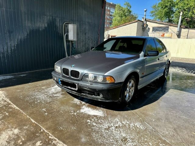 Серый БМВ 5 Серия, объемом двигателя 2.5 л и пробегом 295 тыс. км за 5000 $, фото 1 на Automoto.ua