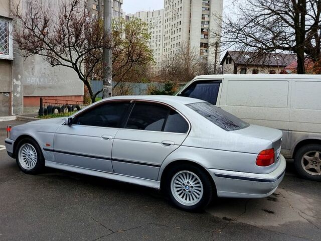 Серый БМВ 5 Серия, объемом двигателя 2.8 л и пробегом 300 тыс. км за 4999 $, фото 1 на Automoto.ua