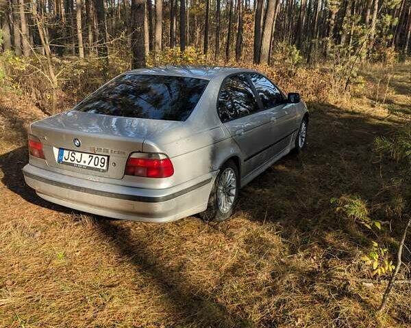 Серый БМВ 5 Серия, объемом двигателя 2.5 л и пробегом 400 тыс. км за 2000 $, фото 1 на Automoto.ua