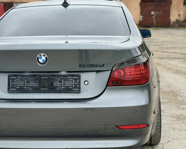 Серый БМВ 5 Серия, объемом двигателя 3 л и пробегом 497 тыс. км за 10500 $, фото 1 на Automoto.ua