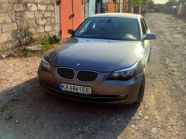 Серый БМВ 5 Серия, объемом двигателя 3 л и пробегом 354 тыс. км за 10000 $, фото 1 на Automoto.ua