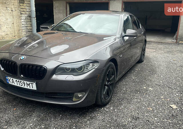 Серый БМВ 5 Серия, объемом двигателя 3 л и пробегом 315 тыс. км за 10000 $, фото 1 на Automoto.ua