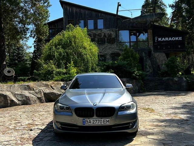 Серый БМВ 5 Серия, объемом двигателя 3 л и пробегом 297 тыс. км за 12000 $, фото 1 на Automoto.ua