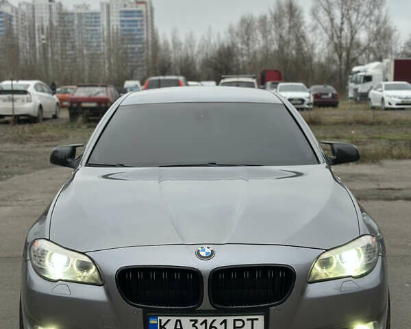 Серый БМВ 5 Серия, объемом двигателя 3 л и пробегом 321 тыс. км за 15500 $, фото 1 на Automoto.ua