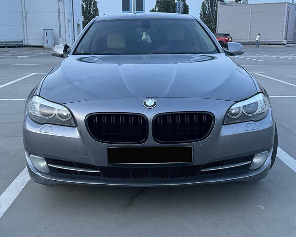 Серый БМВ 5 Серия, объемом двигателя 3 л и пробегом 237 тыс. км за 12800 $, фото 1 на Automoto.ua