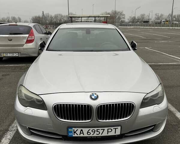 Серый БМВ 5 Серия, объемом двигателя 2 л и пробегом 217 тыс. км за 15000 $, фото 1 на Automoto.ua