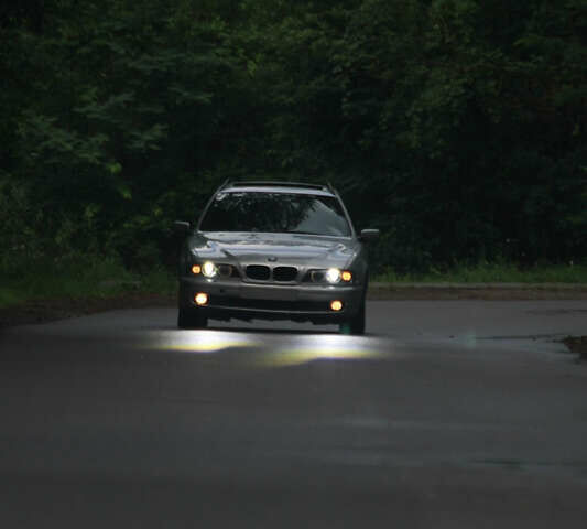 Серый БМВ 5 Серия, объемом двигателя 3 л и пробегом 420 тыс. км за 5000 $, фото 1 на Automoto.ua