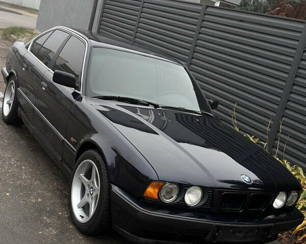 Синий БМВ 5 Серия, объемом двигателя 2 л и пробегом 500 тыс. км за 3750 $, фото 1 на Automoto.ua