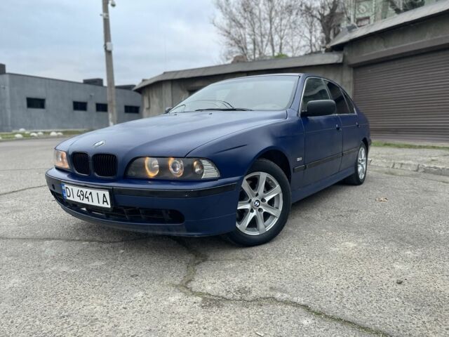 Синій БМВ 5 Серія, об'ємом двигуна 2 л та пробігом 300 тис. км за 3999 $, фото 1 на Automoto.ua
