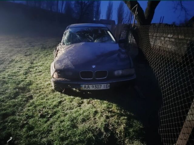 Синій БМВ 5 Серія, об'ємом двигуна 2.8 л та пробігом 250 тис. км за 1500 $, фото 1 на Automoto.ua