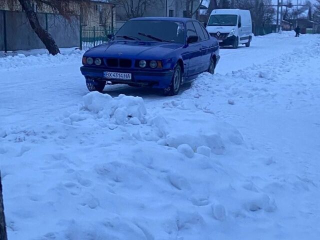 Синий БМВ 520, объемом двигателя 2 л и пробегом 100 тыс. км за 1100 $, фото 1 на Automoto.ua