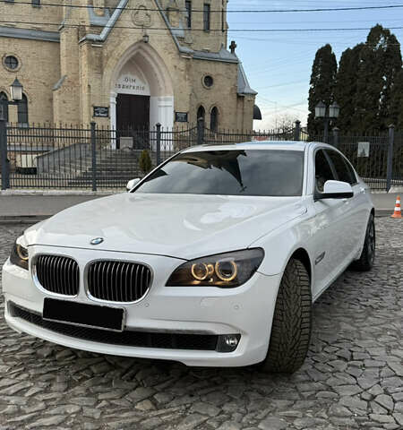 Белый БМВ 7 Серия, объемом двигателя 3 л и пробегом 119 тыс. км за 12900 $, фото 1 на Automoto.ua