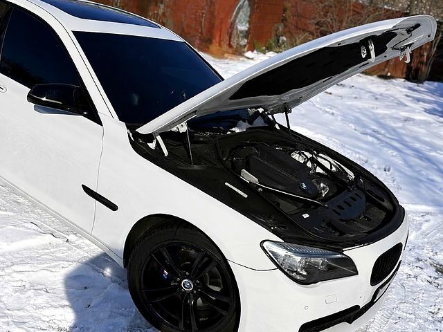 Білий БМВ 7 Серія, об'ємом двигуна 3 л та пробігом 205 тис. км за 17999 $, фото 1 на Automoto.ua