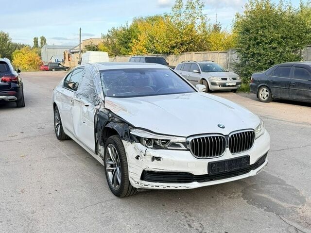 Белый БМВ 7 Серия, объемом двигателя 3 л и пробегом 160 тыс. км за 15500 $, фото 1 на Automoto.ua