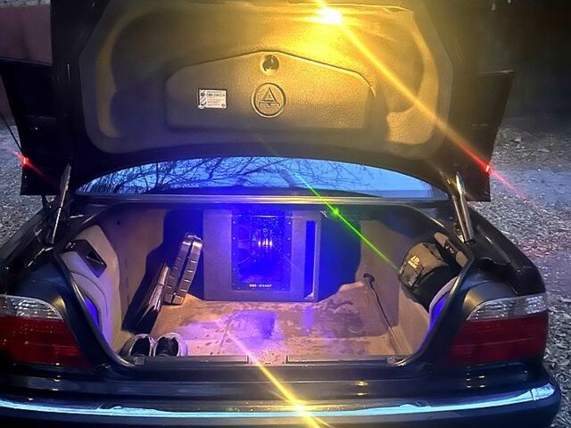 Черный БМВ 7 Серия, объемом двигателя 3.5 л и пробегом 300 тыс. км за 6000 $, фото 1 на Automoto.ua