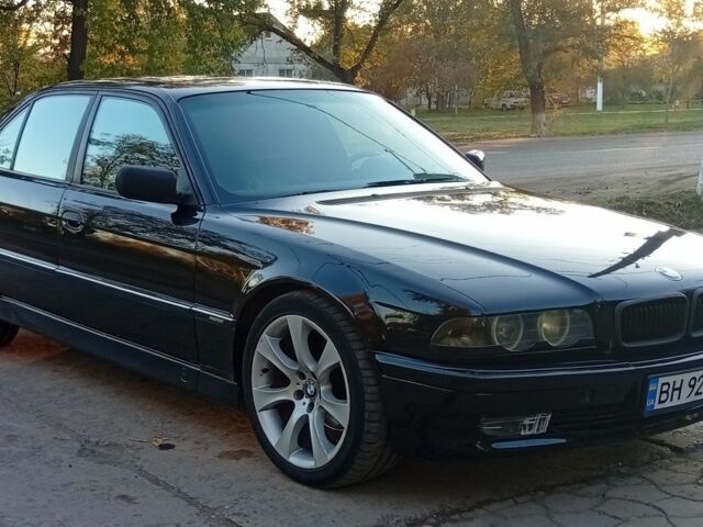 Черный БМВ 7 Серия, объемом двигателя 3.5 л и пробегом 400 тыс. км за 6000 $, фото 1 на Automoto.ua