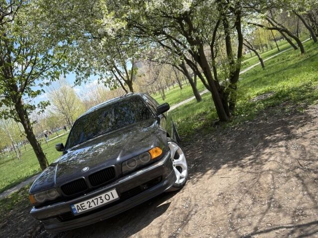 Черный БМВ 7 Серия, объемом двигателя 4.4 л и пробегом 450 тыс. км за 6000 $, фото 1 на Automoto.ua