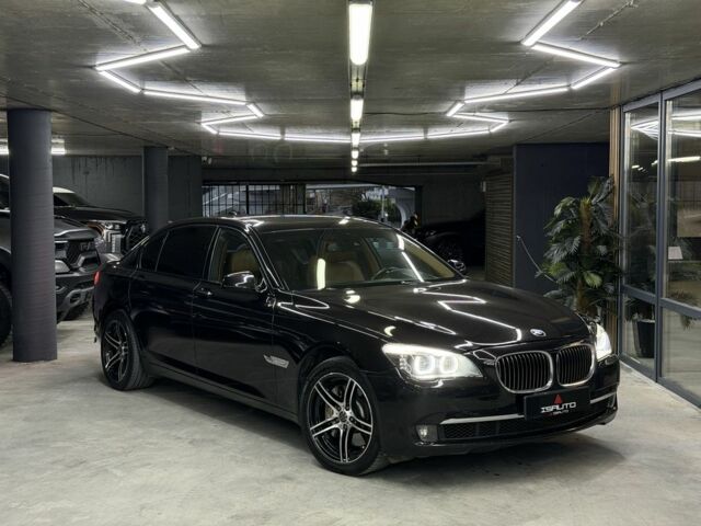 Черный БМВ 7 Серия, объемом двигателя 4.4 л и пробегом 290 тыс. км за 11900 $, фото 1 на Automoto.ua
