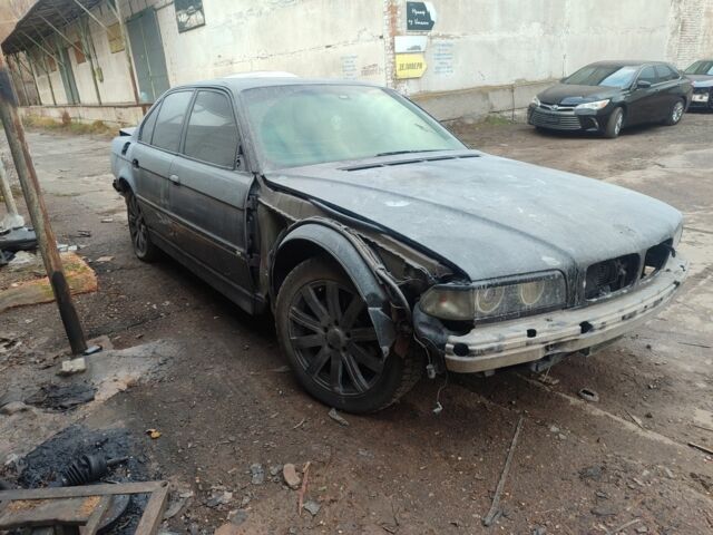 Фиолетовый БМВ 7 Серия, объемом двигателя 3.5 л и пробегом 300 тыс. км за 3500 $, фото 1 на Automoto.ua