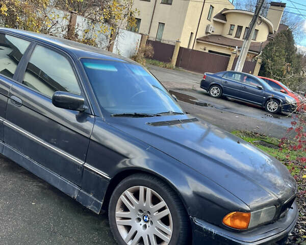 Серый БМВ 7 Серия, объемом двигателя 5.38 л и пробегом 300 тыс. км за 3500 $, фото 1 на Automoto.ua