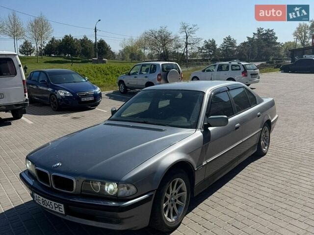 Серый БМВ 7 Серия, объемом двигателя 3 л и пробегом 330 тыс. км за 2750 $, фото 1 на Automoto.ua
