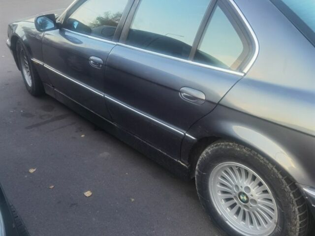 Серый БМВ 7 Серия, объемом двигателя 4 л и пробегом 360 тыс. км за 2299 $, фото 1 на Automoto.ua