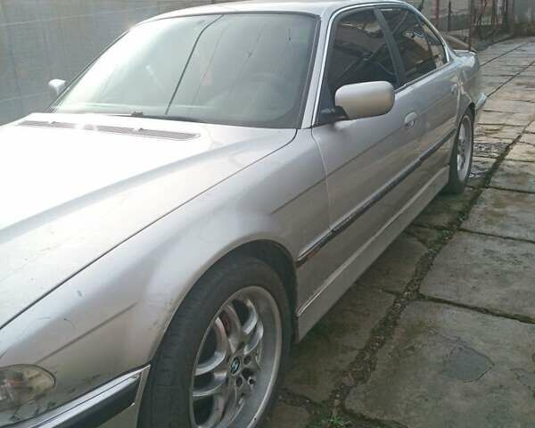 Серый БМВ 7 Серия, объемом двигателя 3.5 л и пробегом 300 тыс. км за 3500 $, фото 1 на Automoto.ua