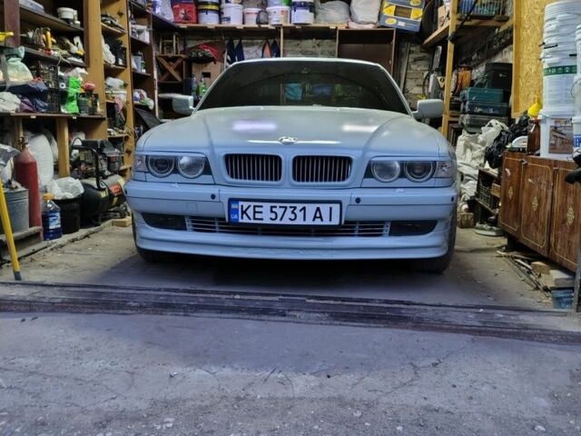 Серый БМВ 7 Серия, объемом двигателя 3.5 л и пробегом 365 тыс. км за 5000 $, фото 1 на Automoto.ua