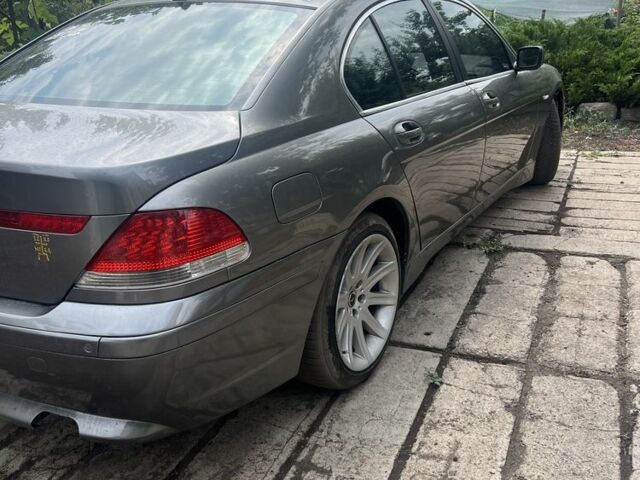 Серый БМВ 7 Серия, объемом двигателя 4.4 л и пробегом 285 тыс. км за 7100 $, фото 1 на Automoto.ua