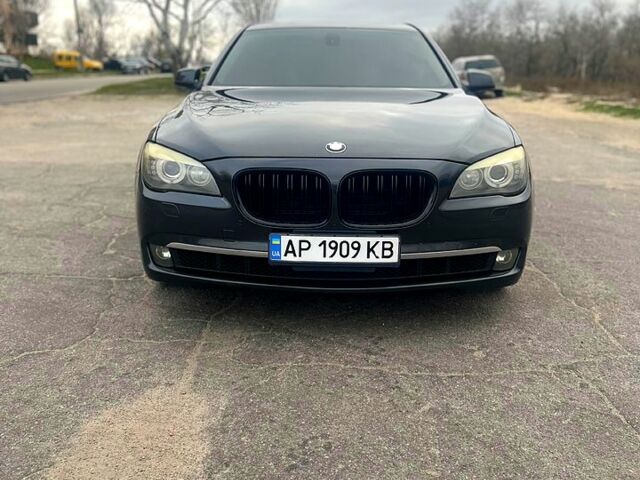 Серый БМВ 7 Серия, объемом двигателя 3 л и пробегом 305 тыс. км за 9999 $, фото 1 на Automoto.ua