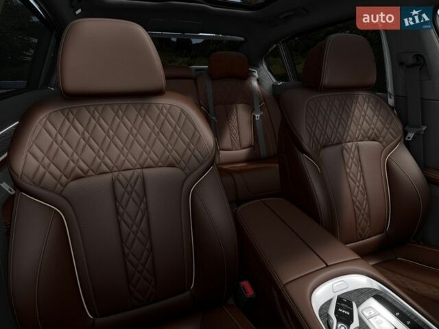 Серый БМВ 7 Серия, объемом двигателя 3 л и пробегом 18 тыс. км за 99400 $, фото 1 на Automoto.ua