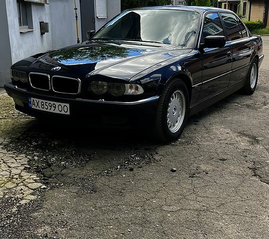 Синий БМВ 7 Серия, объемом двигателя 4.4 л и пробегом 396 тыс. км за 9000 $, фото 1 на Automoto.ua