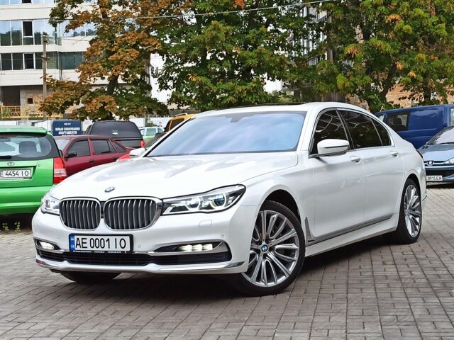 Белый БМВ 750, объемом двигателя 4.4 л и пробегом 62 тыс. км за 49900 $, фото 1 на Automoto.ua