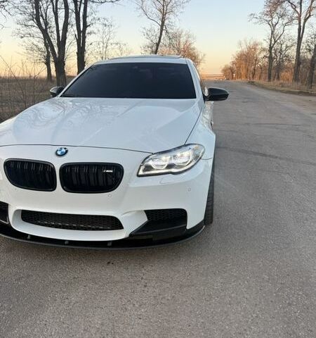 Белый БМВ М5, объемом двигателя 4.39 л и пробегом 110 тыс. км за 38000 $, фото 1 на Automoto.ua