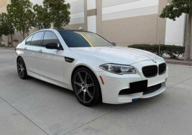 Белый БМВ М5, объемом двигателя 4.4 л и пробегом 122 тыс. км за 15700 $, фото 1 на Automoto.ua