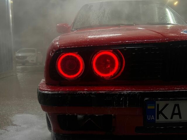 Красный БМВ М5, объемом двигателя 1.8 л и пробегом 300 тыс. км за 592 $, фото 1 на Automoto.ua