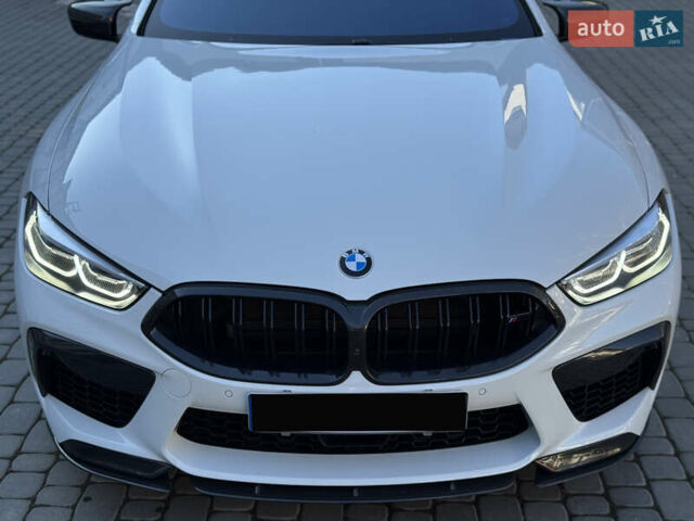 Белый БМВ M8, объемом двигателя 4.4 л и пробегом 64 тыс. км за 88500 $, фото 1 на Automoto.ua