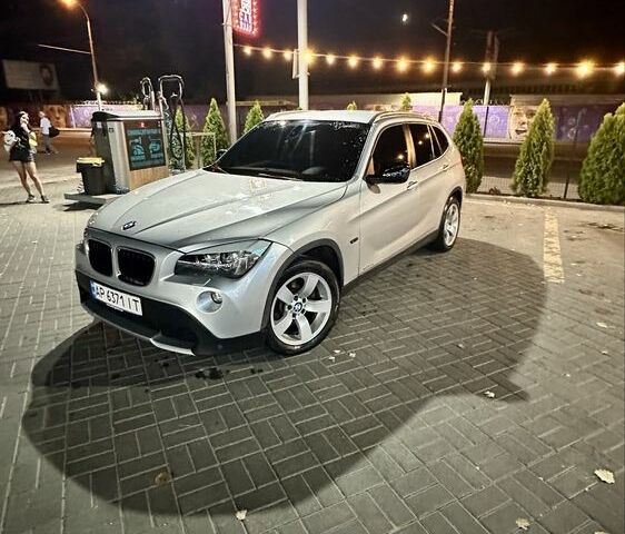 Сірий БМВ Х1, об'ємом двигуна 2 л та пробігом 300 тис. км за 12500 $, фото 1 на Automoto.ua