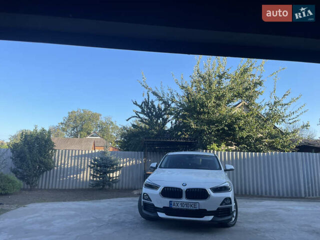 Белый БМВ X2, объемом двигателя 2 л и пробегом 53 тыс. км за 24800 $, фото 1 на Automoto.ua