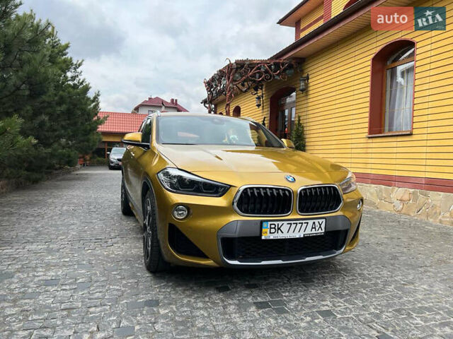Желтый БМВ X2, объемом двигателя 2 л и пробегом 96 тыс. км за 30800 $, фото 1 на Automoto.ua