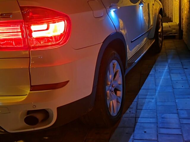 Белый БМВ Х5 М, объемом двигателя 3 л и пробегом 176 тыс. км за 15500 $, фото 1 на Automoto.ua