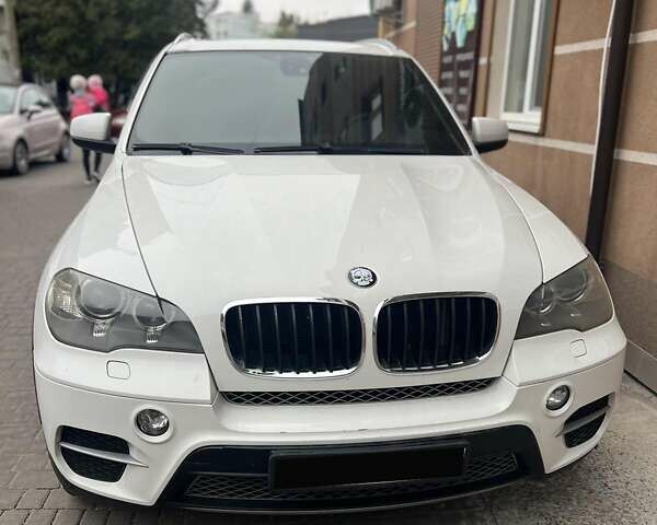 Белый БМВ Х5, объемом двигателя 2.99 л и пробегом 300 тыс. км за 17000 $, фото 1 на Automoto.ua