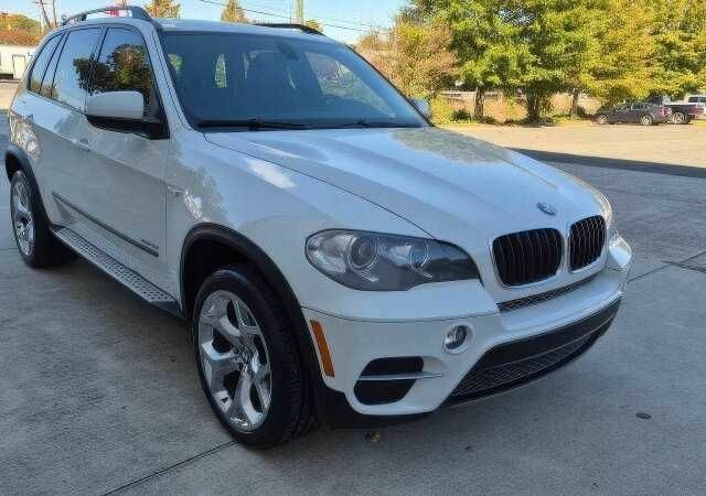 Белый БМВ Х5, объемом двигателя 3 л и пробегом 125 тыс. км за 2100 $, фото 1 на Automoto.ua